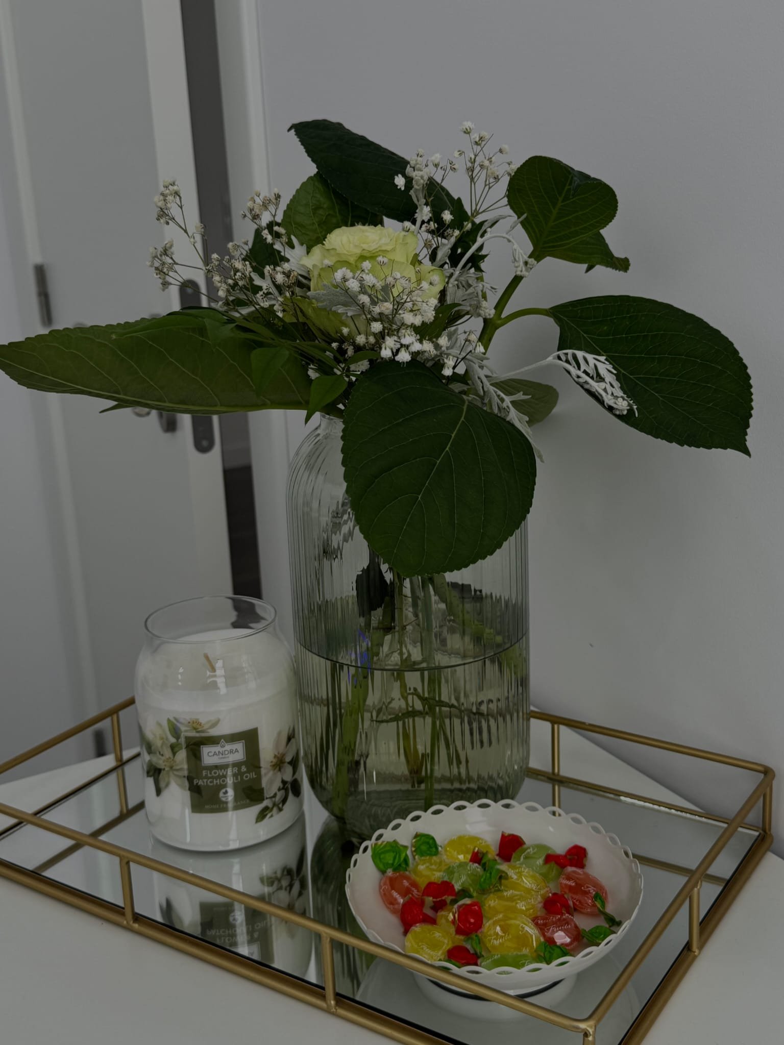 Detalhe decorativo do espa&ccedil;o com flores e vela