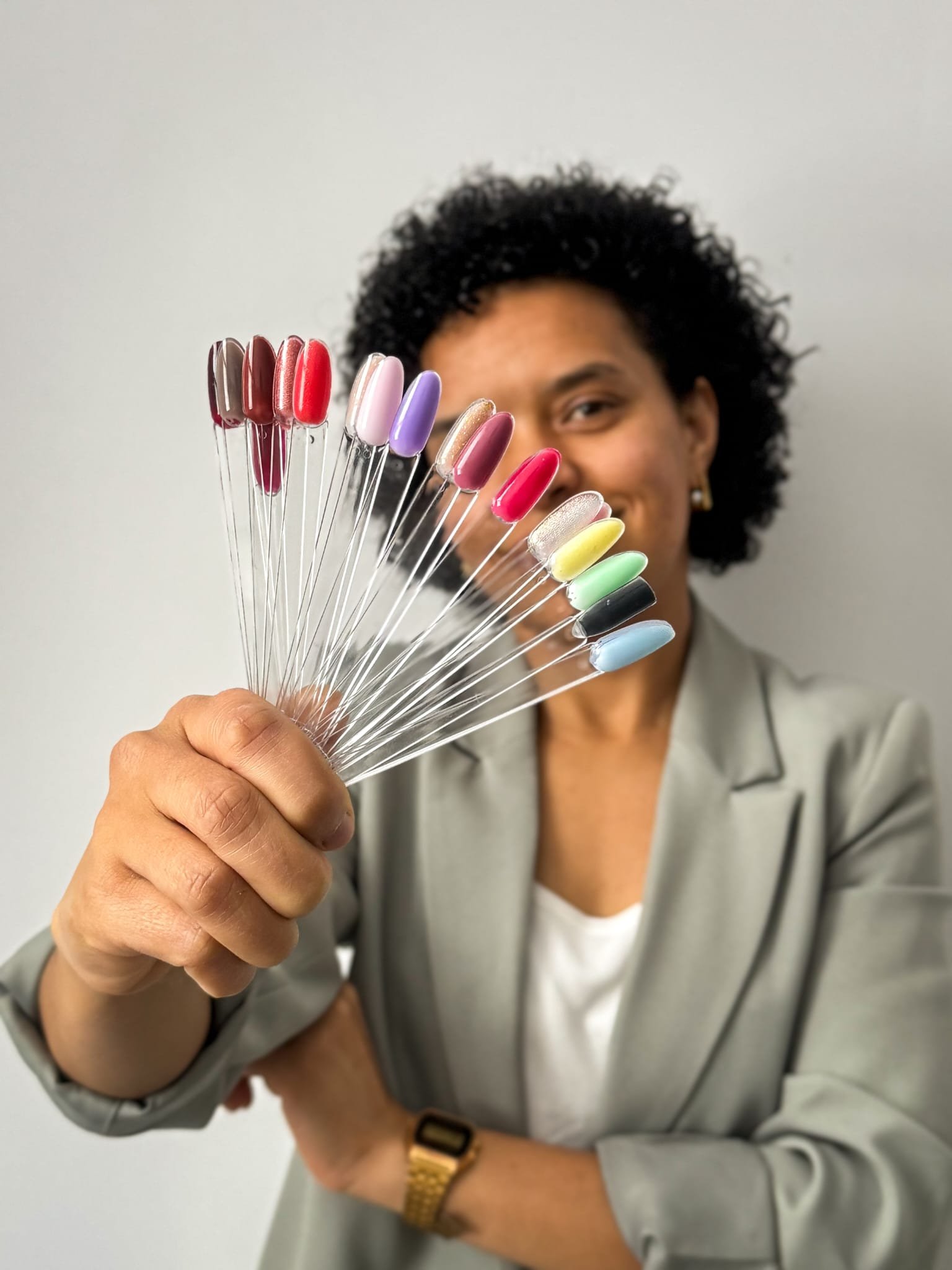Profissional apresentando paleta de cores de unhas