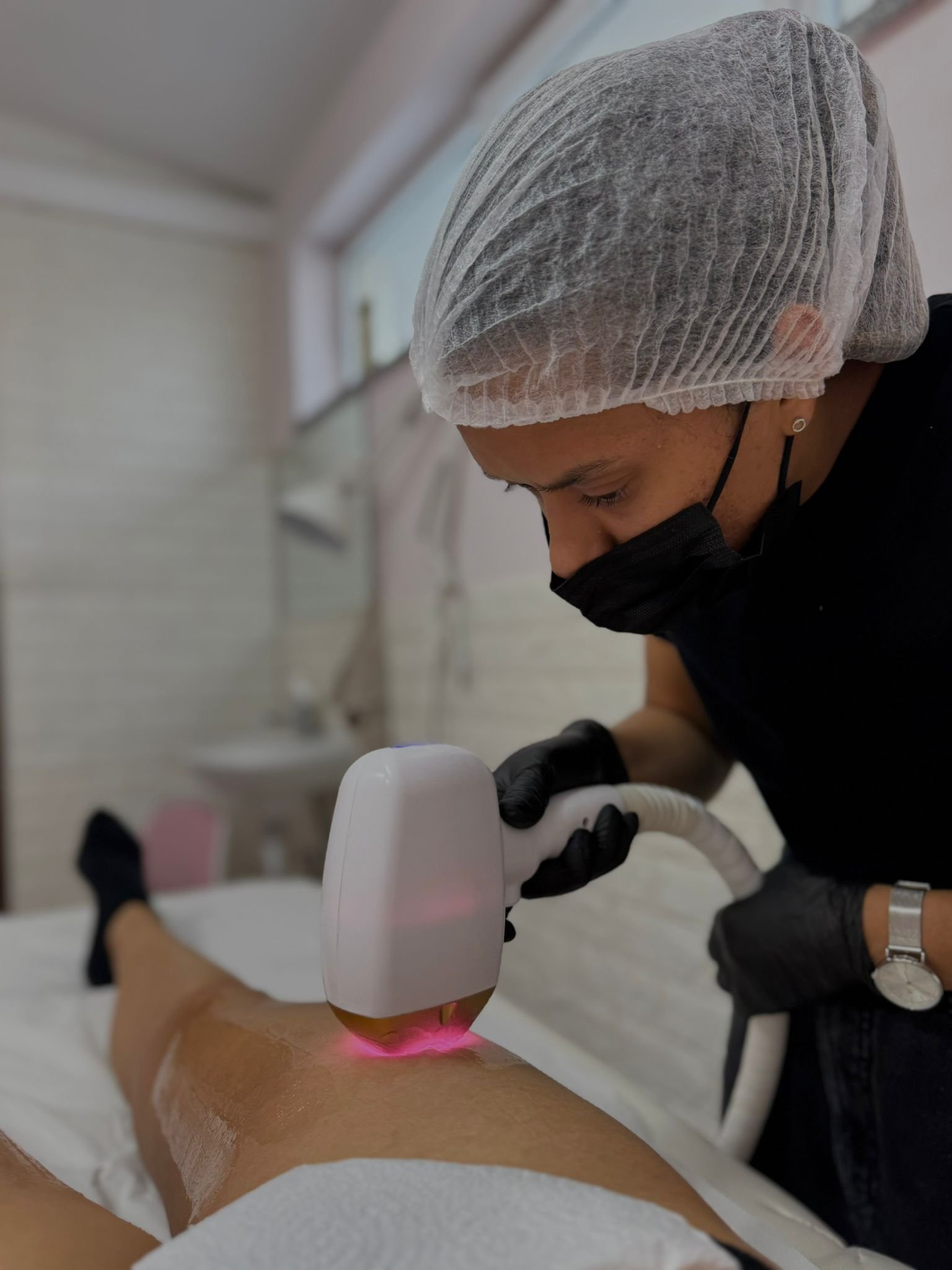 Profissional realizando depila&ccedil;&atilde;o a laser em cliente