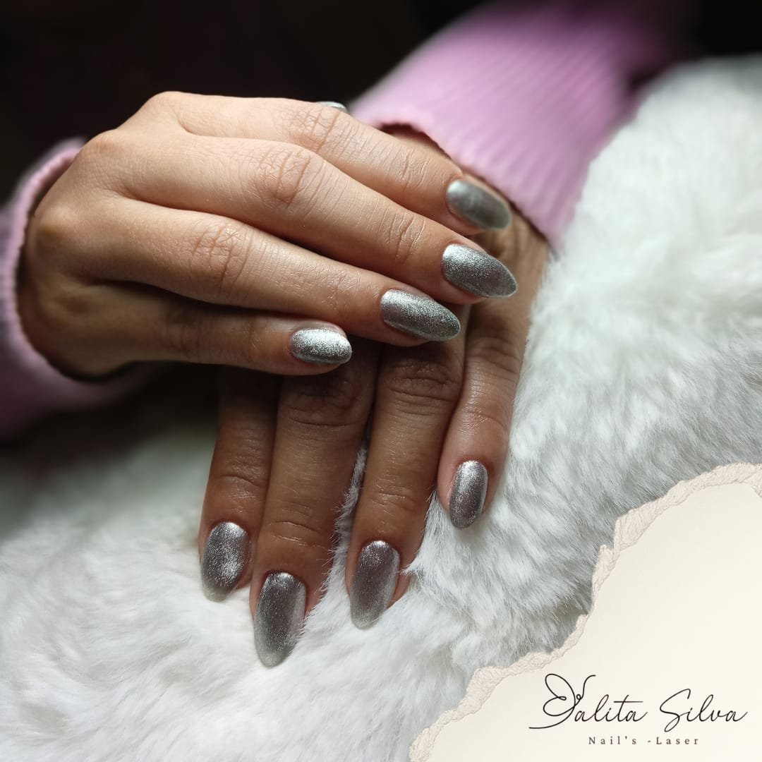 Unhas cuidadas em atendimento de manicure
