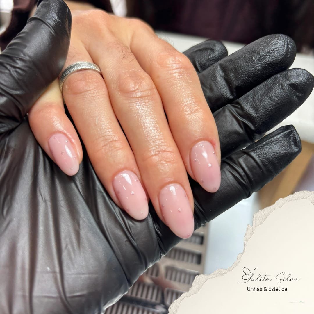 Manicure castanha em cliente